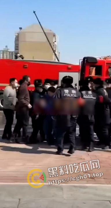 CCTV报道燕郊爆炸被打断 记者私人账号【许梦哲】上传当地警察暴力阻拦视频被删除 原视频流出-5