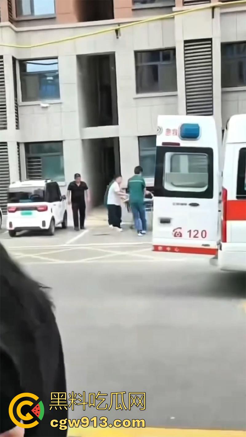 离婚女不能找果然有道理，河北邢台南和明德园小区，二婚女把老实婆婆逼跳楼，这回又要离婚了！-6