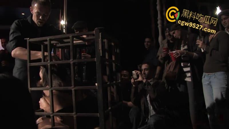 美国经典猎奇《性爱酒吧》，艳星BobbiStarr沦为囚禁母狗，被酒吧任人玩弄，享受明星的性感酮体 !-5