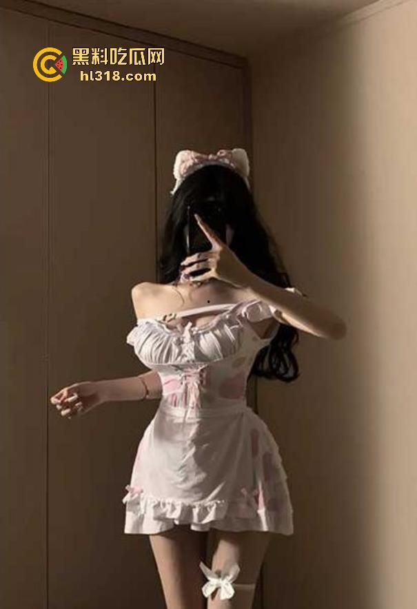 海角乱伦，夜袭寂寞表姐，揉弄美乳肥穴挑逗性欲，骚货饥渴难耐主动撅臀求操，直接无套上阵！-1