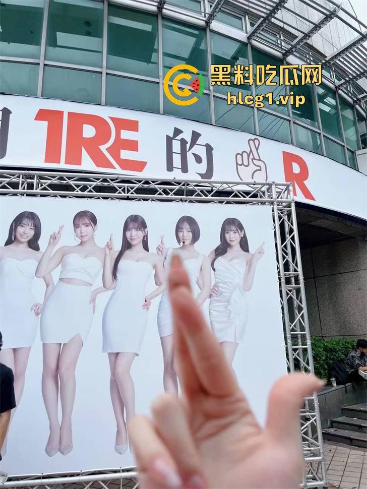 独家直击！带粉丝云打卡台湾成人展，三上悠亚比屏幕更美更性感，完爆国内漫展，台妹赞到爆！-1