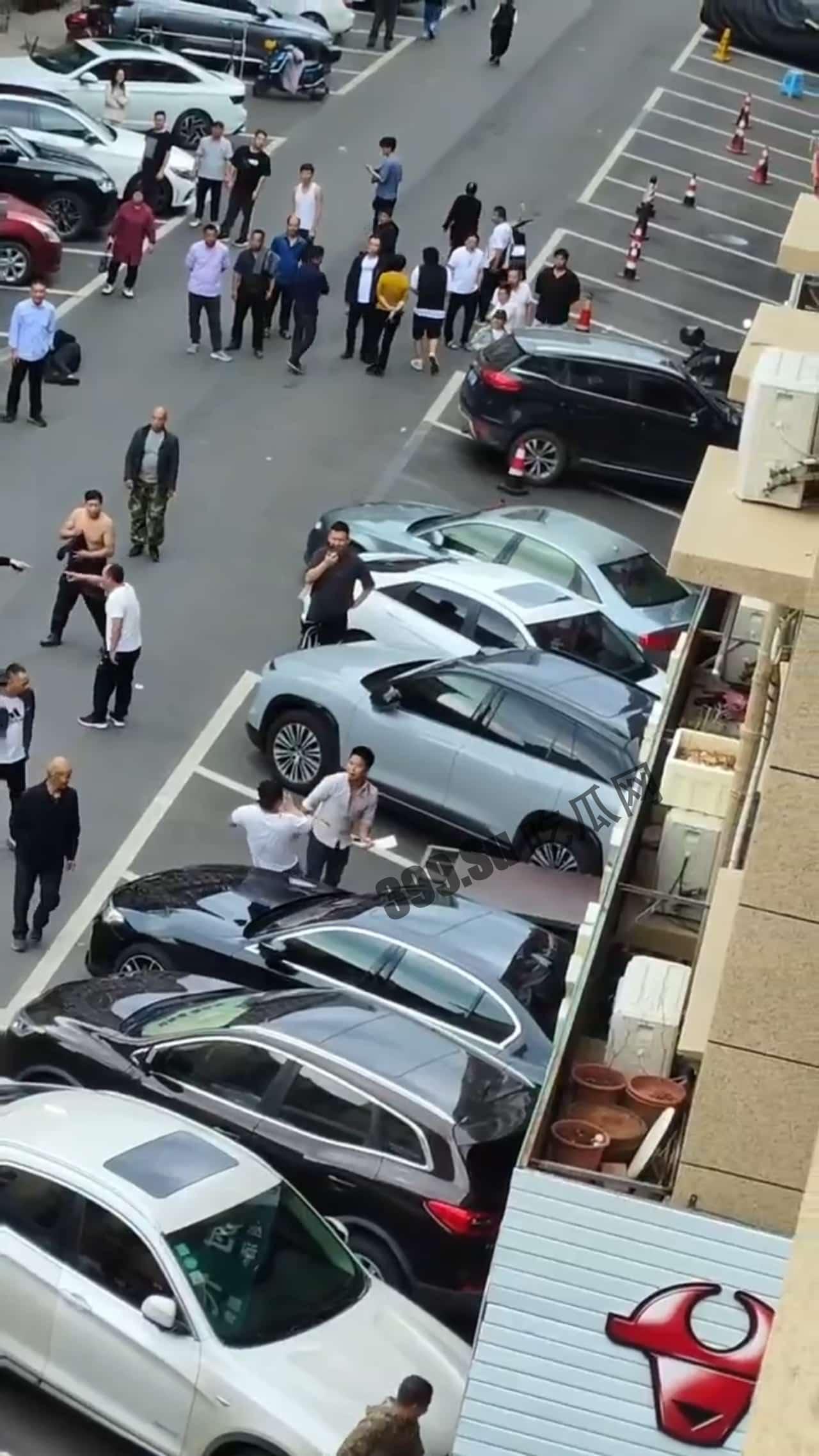 5月7日，浙江金华，男子拿菜刀沿街疯狂追砍一男一女，最后被女子扑倒在地制服，被砍者人没事，砍人男子已抓获-2