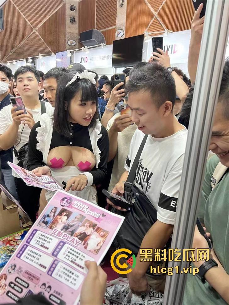 独家直击！带粉丝云打卡台湾成人展，三上悠亚比屏幕更美更性感，完爆国内漫展，台妹赞到爆！-12