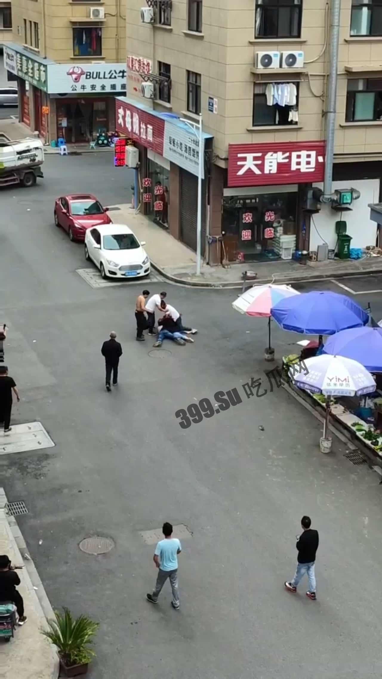 5月7日，浙江金华，男子拿菜刀沿街疯狂追砍一男一女，最后被女子扑倒在地制服，被砍者人没事，砍人男子已抓获-4