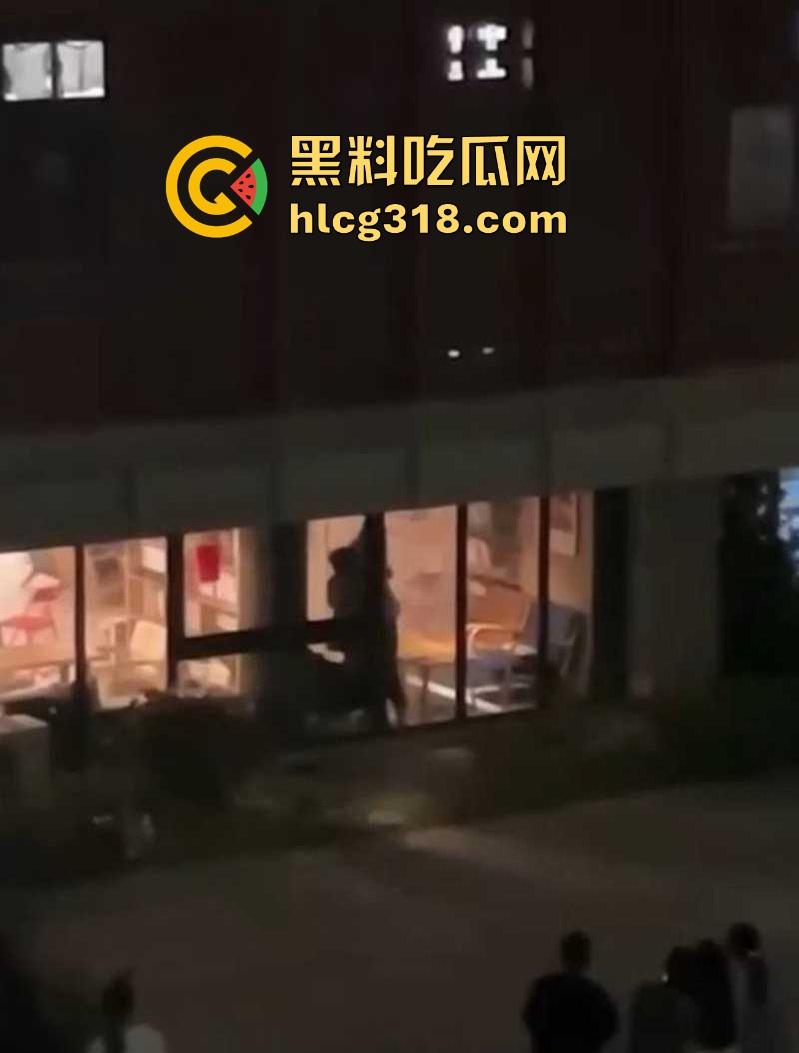 福建平潭职高情侣图书馆角落激情做爱，里面激情诱惑，外面群众吃瓜，直接社死当场！-7