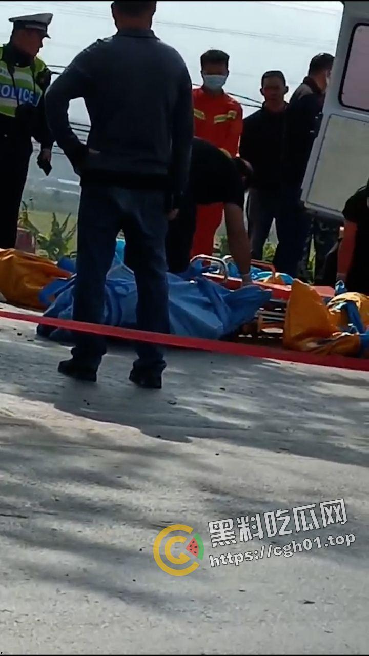 傣族精神小伙开车狂飙 喜提团灭 5人当场死亡 现场画面曝光 尸体叠罗汉-10