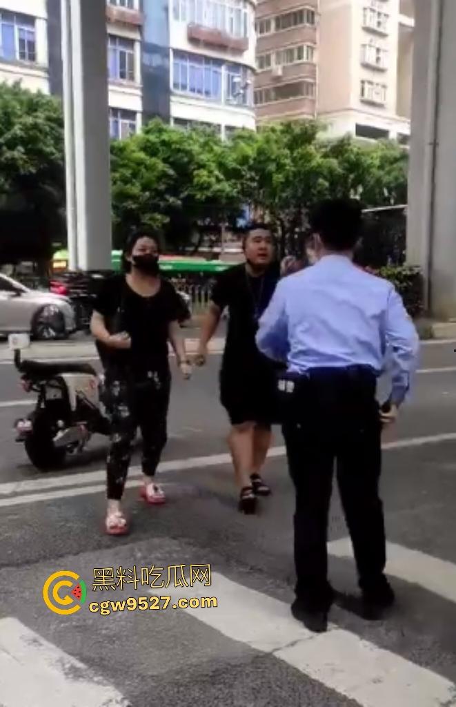 广州猛男怒打交警！因不满罚单当街狂扇头，警帽直接飞天，老婆在一旁看戏，看来这是想老公进去？-1