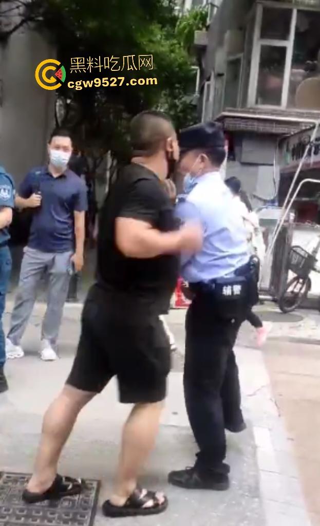广州猛男怒打交警！因不满罚单当街狂扇头，警帽直接飞天，老婆在一旁看戏，看来这是想老公进去？-3