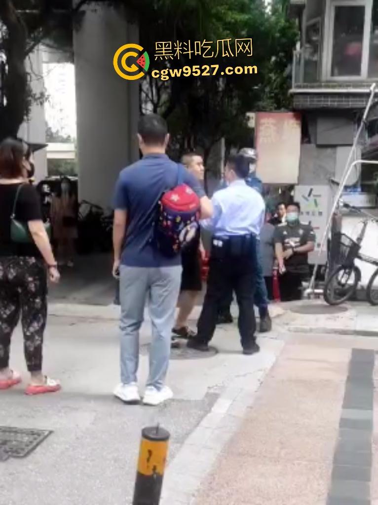 广州猛男怒打交警！因不满罚单当街狂扇头，警帽直接飞天，老婆在一旁看戏，看来这是想老公进去？-7
