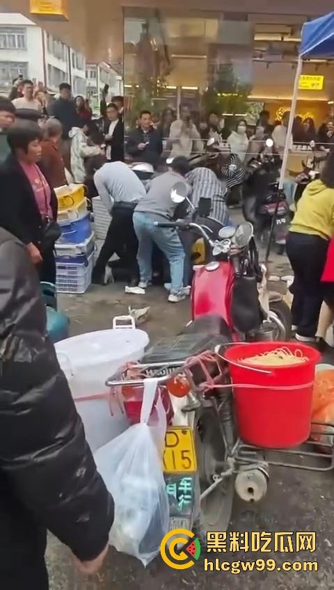 广东汕头潮阳西胪市场因生意太曝火而遭同行报复，现当事人已进医院，现场惨烈曝光！-12