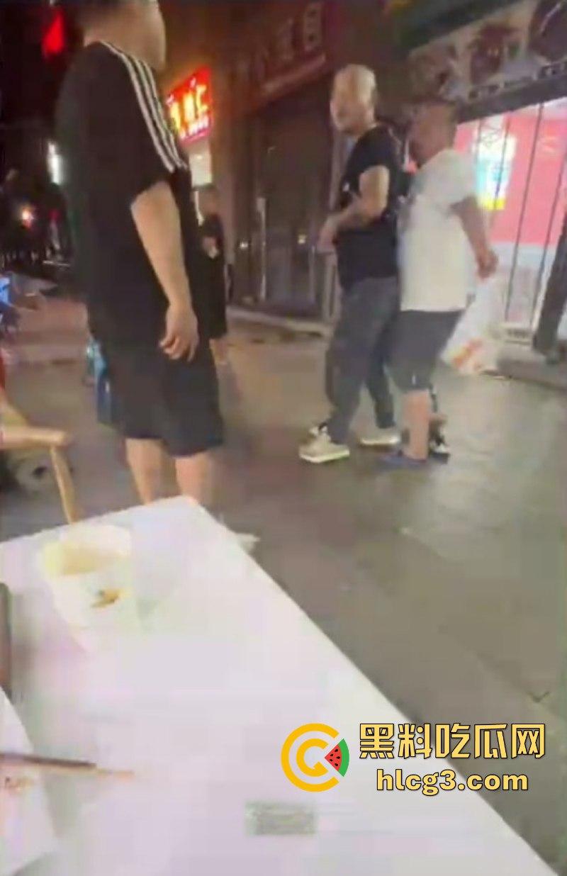 不作死就不会死！女孩烧烤店遭遇性骚扰 男友和其发生冲突对方态度却十分嚣张！-8