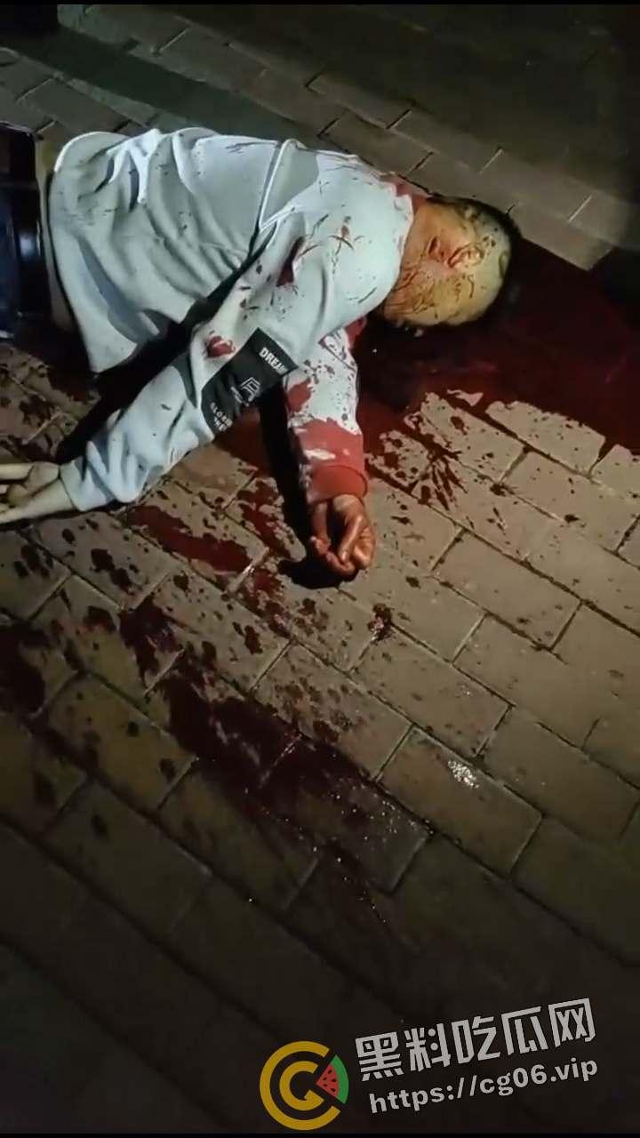 郑州灭门惨案！小孩半夜拍皮球 楼下邻居直接把全家刀了 丈夫当场死亡 血流满地 现场血腥画面曝光-8