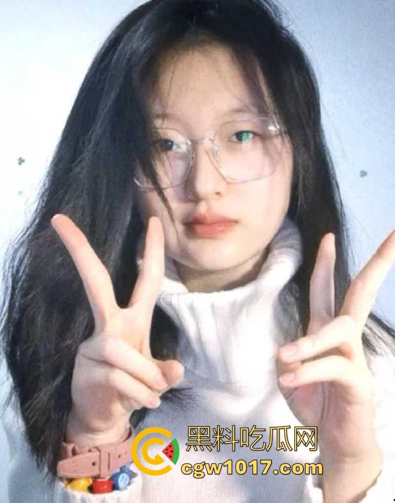 武汉师范学院反差母狗【李慧】每日自慰淫照献主人,哀求主人临幸露脸撅臀挨操,十个眼镜久个骚,还有一个特别骚!-6