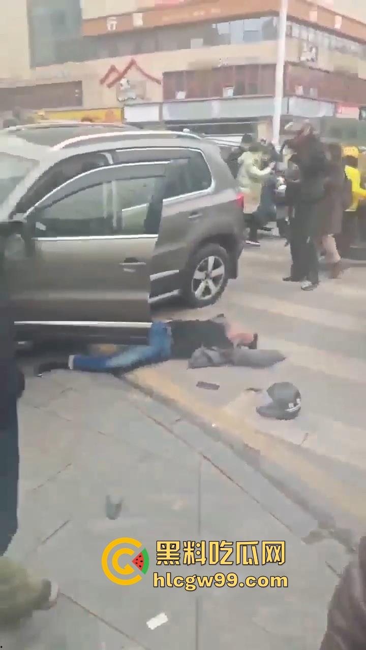 湖南长沙桂花公园地铁站一辆汽车突然闯红灯冲撞行人，人直接躺在地上不动了 头破血流，不会又是报复社会吧！-1