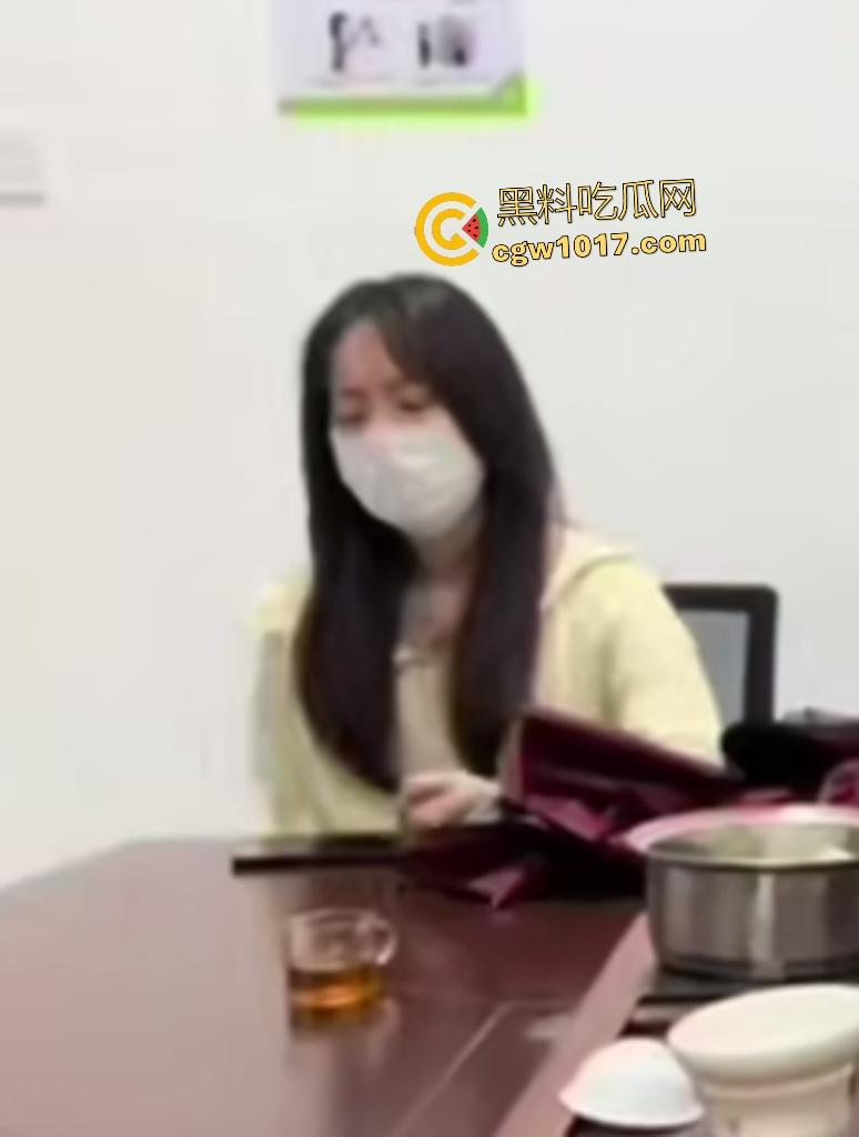 校服到婚纱恋爱14年换绿帽悲剧,原配抓包老公小三开房,小三发蕾丝照勾引众男,小三父母被骂得哑口无言!-1
