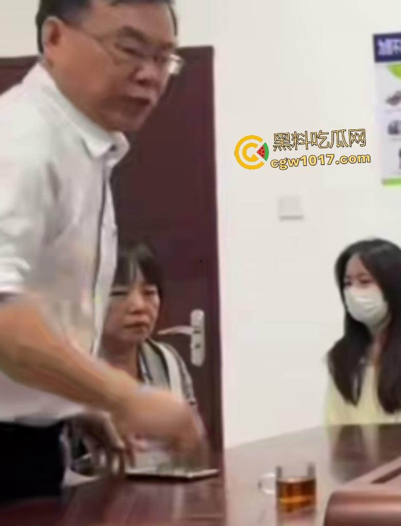 校服到婚纱恋爱14年换绿帽悲剧,原配抓包老公小三开房,小三发蕾丝照勾引众男,小三父母被骂得哑口无言!-3