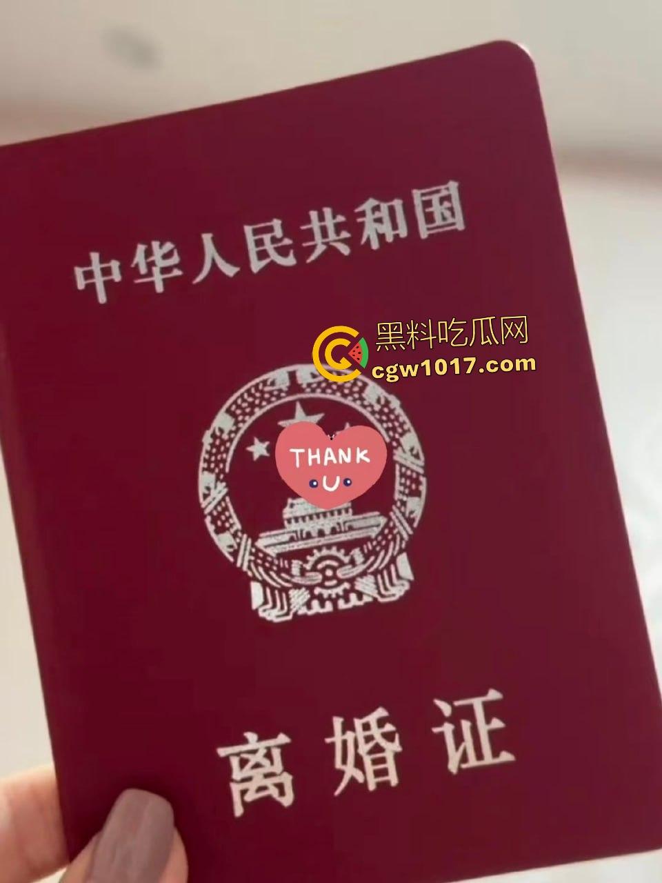 校服到婚纱恋爱14年换绿帽悲剧,原配抓包老公小三开房,小三发蕾丝照勾引众男,小三父母被骂得哑口无言!-8