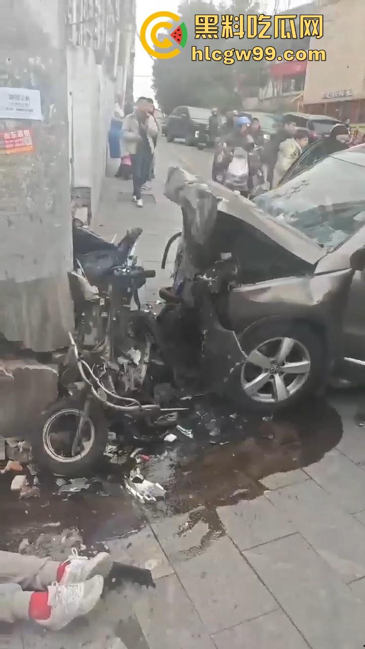 湖南长沙桂花公园地铁站一辆汽车突然闯红灯冲撞行人，人直接躺在地上不动了 头破血流，不会又是报复社会吧！-15