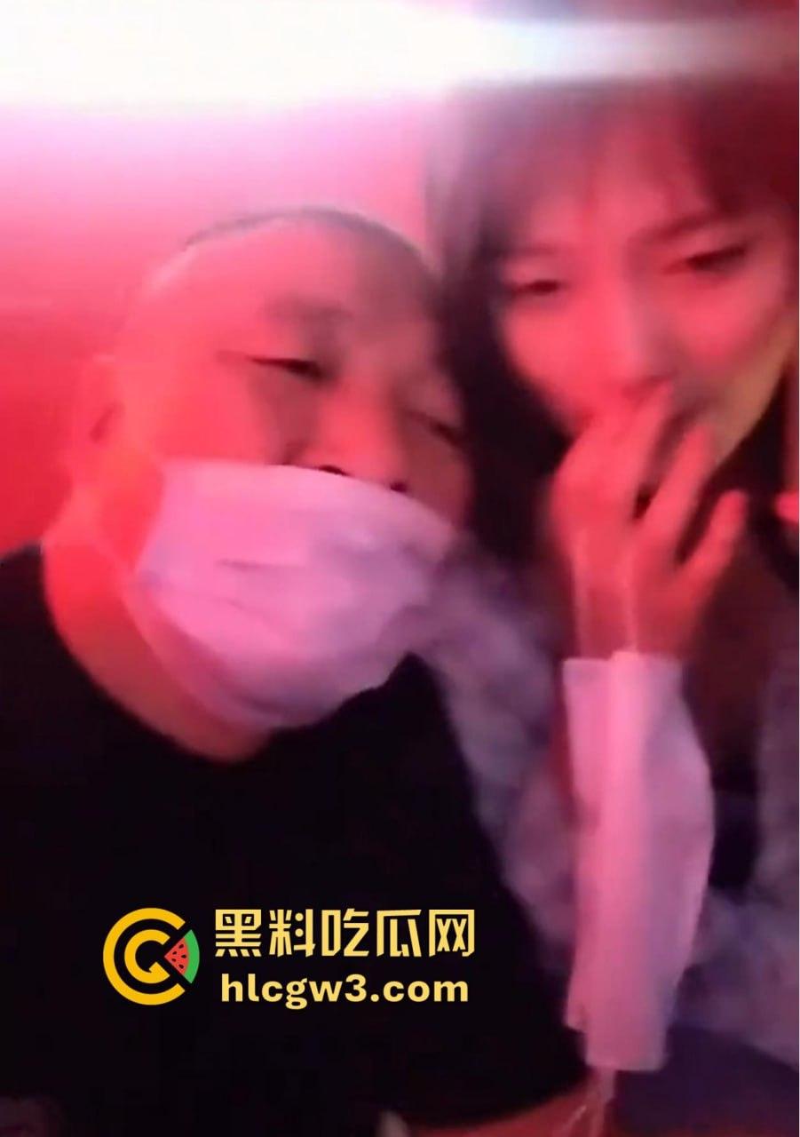 六旬大爷酒吧撩妹成传奇 老牛啃嫩草不落牙，天天换妹打啵亲到腿软 60岁活成20岁的模样！-6