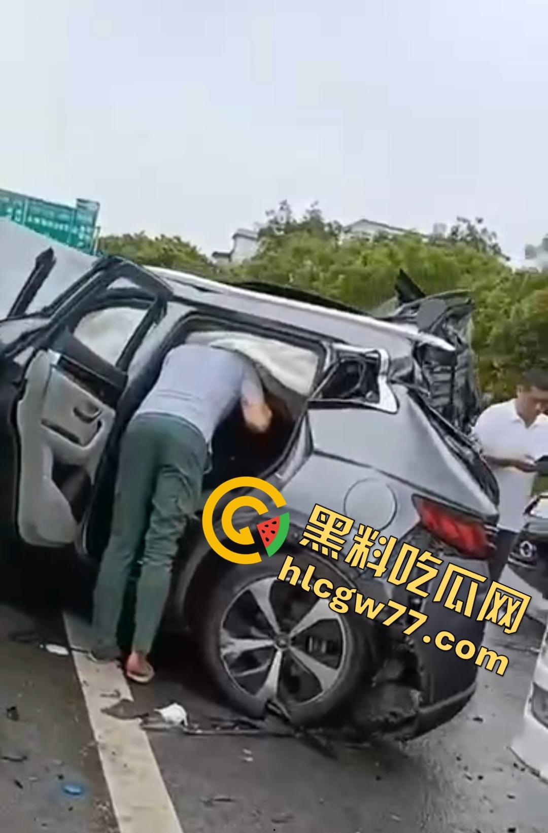 泉南高速惊魂！临桂-灵川段大挂车狂撞四小车，福利路出口变炼狱！-6