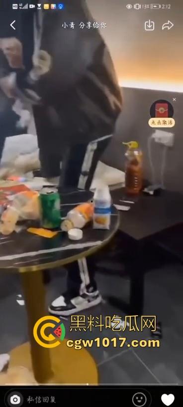 不是现在的东北精神小伙狠人这么多的吗！上门寻仇直接掏出大刀狂捅，地下躺着一个手里还捅着一个，这是要血洗啊！-5