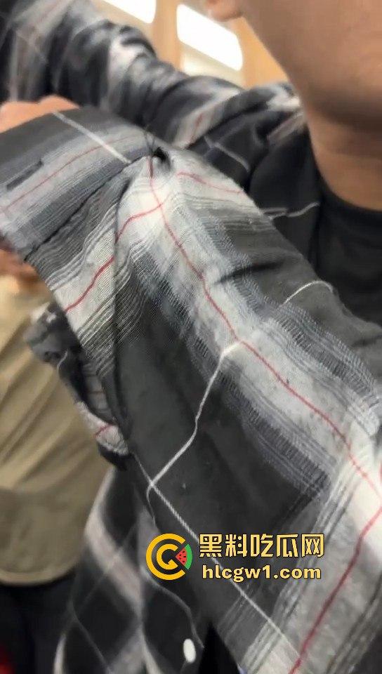 广州燕塘站猥琐佬地铁上演痴汉戏码，吓坏女生，最后被带去喝茶！-5