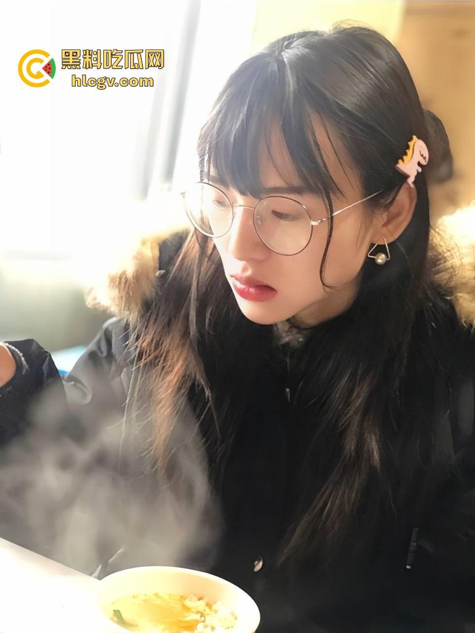 山西太原眼镜妹【李斯羽】吃鸡新境界！白丝诱惑照片流出，男友不给力，她干脆自己上炮机！-17