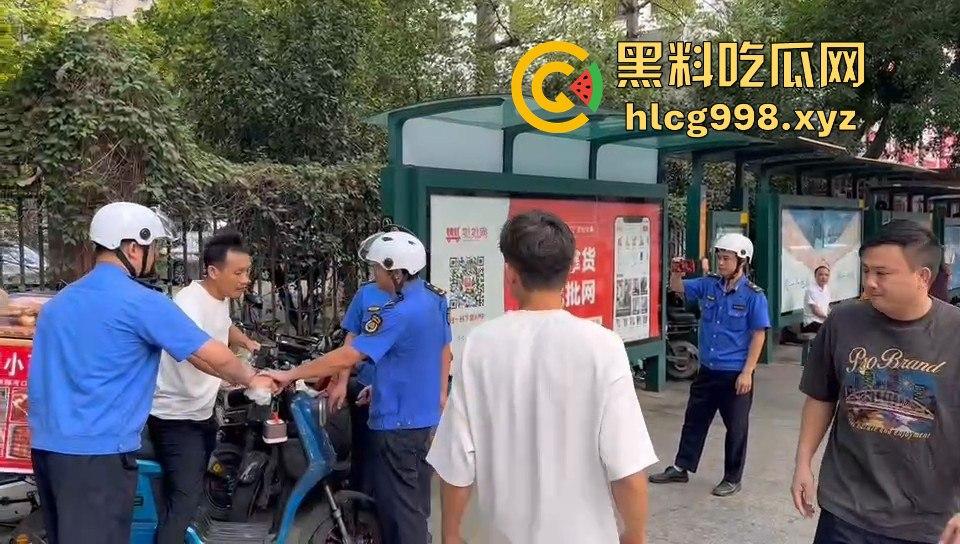 广州小贩怒怼城管，棍子一抄追着满街跑！城管扣车扣货，真就欺软怕硬？-10