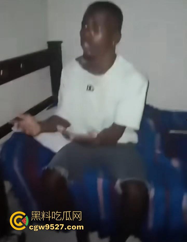 黑人妹子捉奸现场！手持大皮鞭猛抽奸夫淫妇，奸夫赶紧起床求饶，小三趁乱逃出！-6