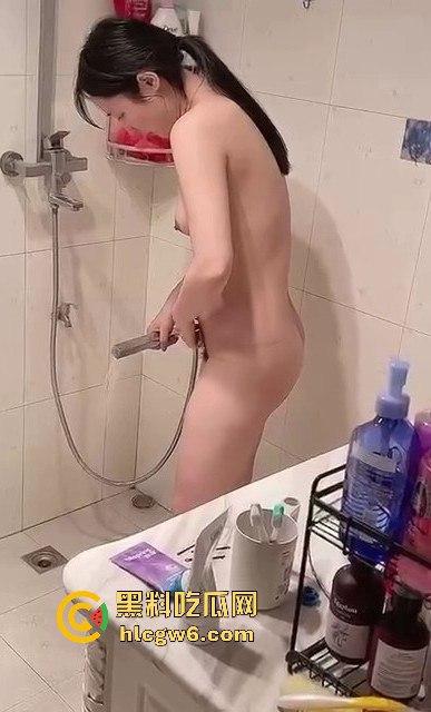 长沙瓜友大战江苏人妻【苗芳芳】红色战袍撩人，私会偷情被蹬一晚，爽完回家找老公要爱的抱抱！-2