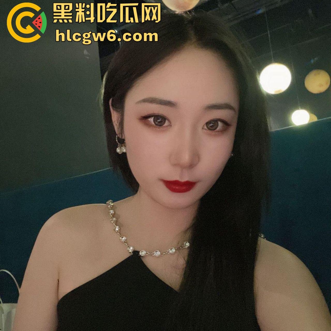 长沙瓜友大战江苏人妻【苗芳芳】红色战袍撩人，私会偷情被蹬一晚，爽完回家找老公要爱的抱抱！-3