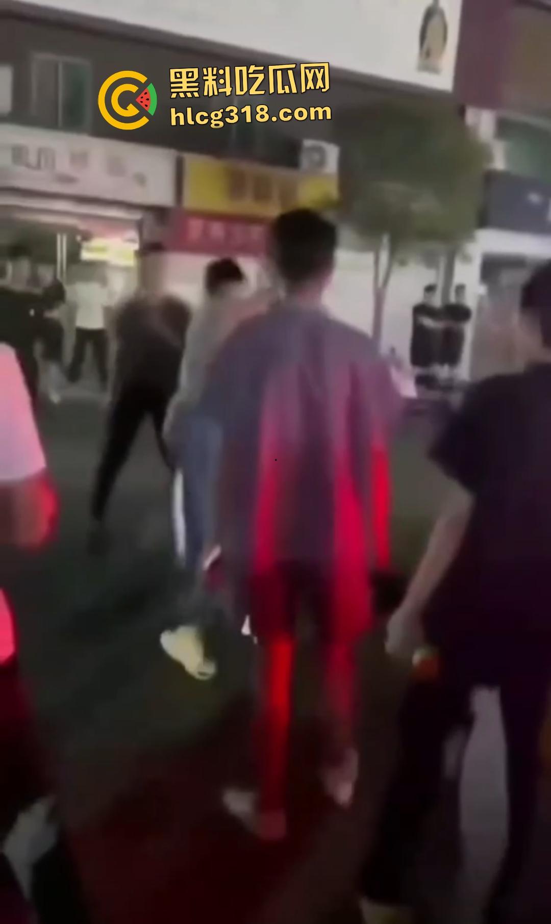 快手【阿彪】叶县商业街被群殴血流满面！直播挑衅引怒，街头惨遭拳脚伺候，场面血腥！-4