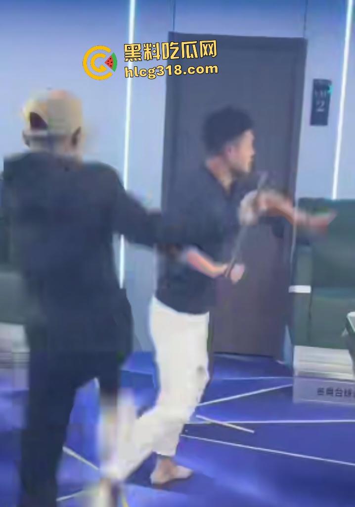 台球室赌徒疯狂群殴两小伙！台球棍和台球直打脑门，棍子打断血流满面，其中一小伙见势不妙直接逃走！-2