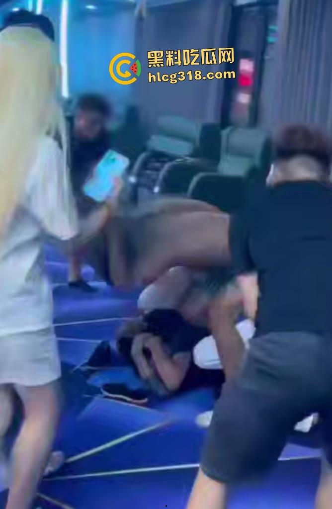 台球室赌徒疯狂群殴两小伙！台球棍和台球直打脑门，棍子打断血流满面，其中一小伙见势不妙直接逃走！-7