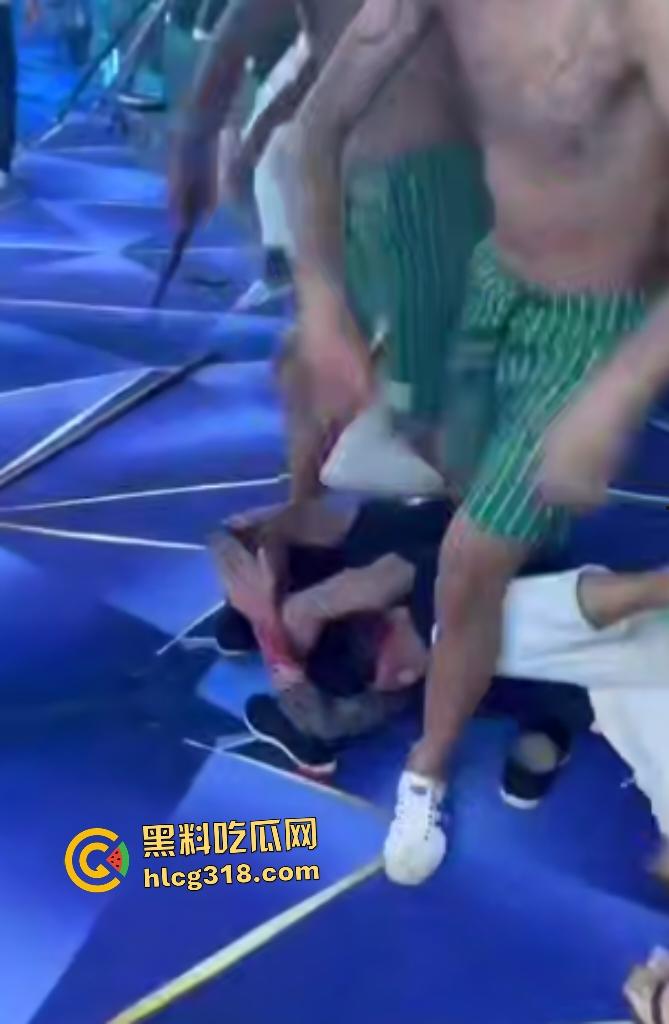 台球室赌徒疯狂群殴两小伙！台球棍和台球直打脑门，棍子打断血流满面，其中一小伙见势不妙直接逃走！-8