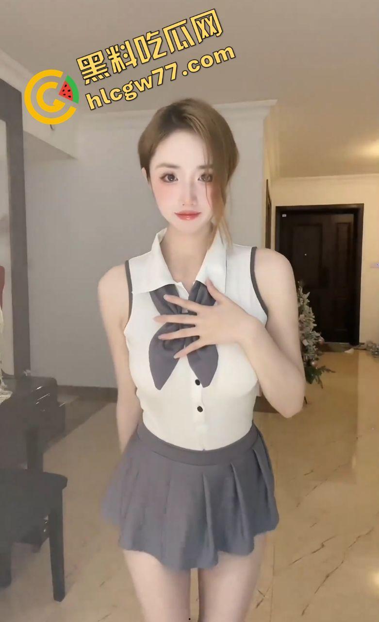 抖音纯情小仙女【焕儿】惊天黑料！厕所自慰被阿姨发现，小母狗本性暴露，粉丝心碎一地！-1