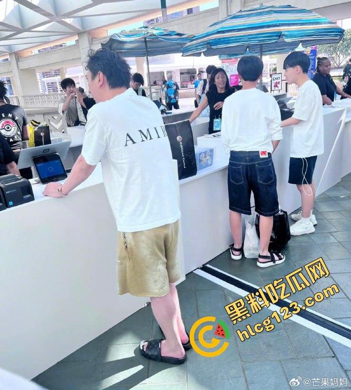 王思聪携女伴现身新加坡豪华酒店，瘦身成功状态佳，赌场玩老虎机乐翻天！-2