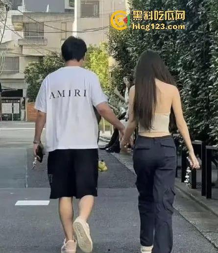 王思聪携女伴现身新加坡豪华酒店，瘦身成功状态佳，赌场玩老虎机乐翻天！-4