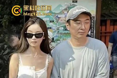 王思聪携女伴现身新加坡豪华酒店，瘦身成功状态佳，赌场玩老虎机乐翻天！-8