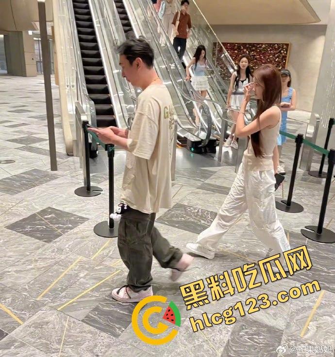 王思聪携女伴现身新加坡豪华酒店，瘦身成功状态佳，赌场玩老虎机乐翻天！-10