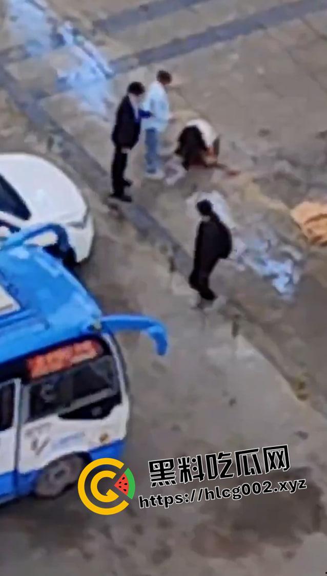 四川内江当街伤人 男子把一女人耳朵活生生割下来 血流满地 现场血腥视频流出-4