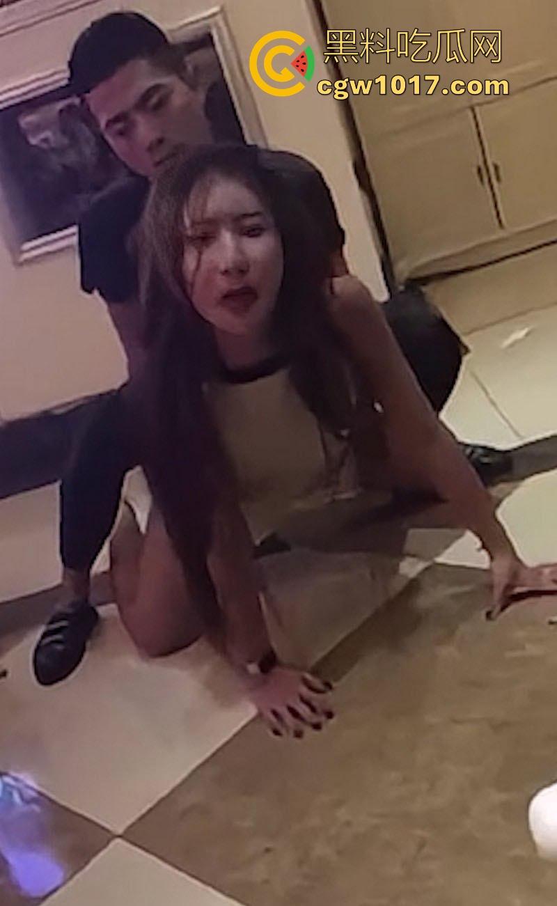 极品女大KTV包房玩多人群交，酒过三巡直接跪地开干！美女被骑跪地卖力口活，年轻人多么的疯狂啊！-9