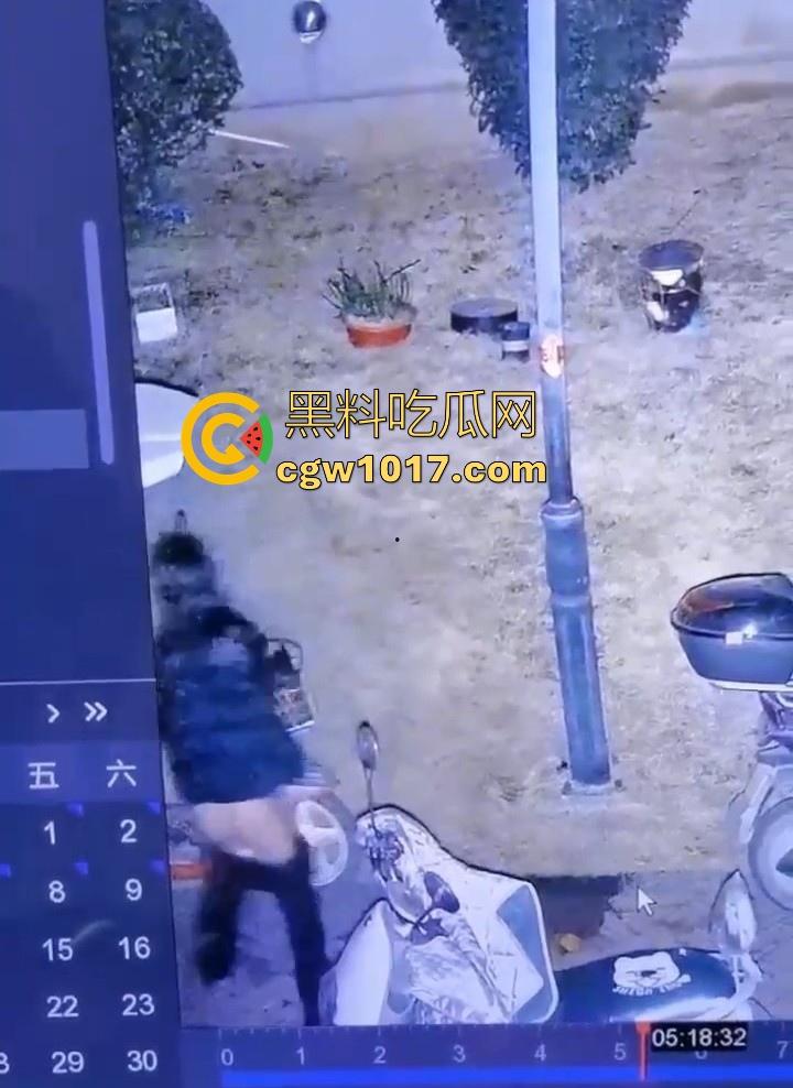 这就是小红书上的小仙女嘛！人模人样小姐姐随地拉屎，还很讲究拿别人电动车上的衣服擦屁屁，真的把我笑死！-8