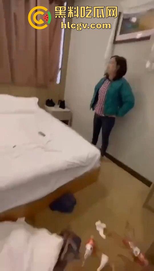 女子带闺蜜捉奸，丈夫反应神速护小三，自己挨打一波输出，只为保住那骚逼！-3