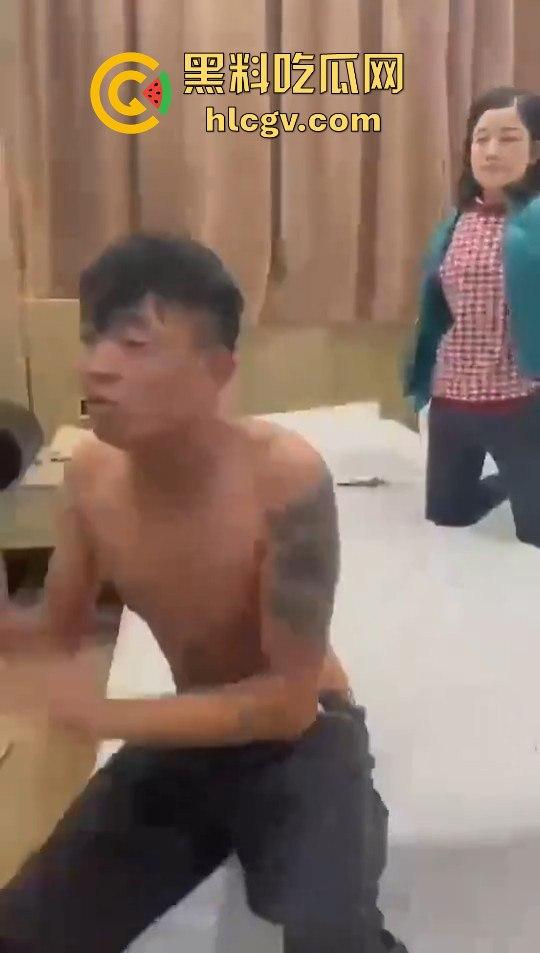 女子带闺蜜捉奸，丈夫反应神速护小三，自己挨打一波输出，只为保住那骚逼！-8