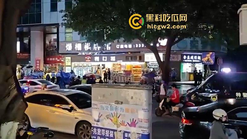 这不是拍戏！广州南沙一男子情绪失控街头挥刀砍人又割喉 被害人当场盖布 好吓人！-2