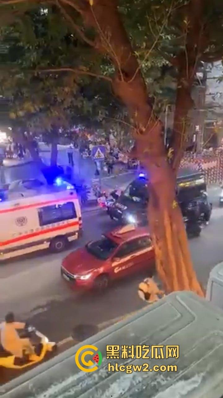 这不是拍戏！广州南沙一男子情绪失控街头挥刀砍人又割喉 被害人当场盖布 好吓人！-8