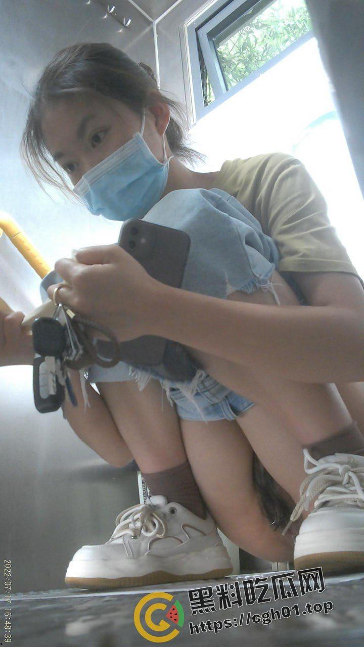 万元厕拍！首都师范大学女厕偷拍大合集！几十位高学历小姐姐的嫩穴特写 这里就是天堂吗？-6