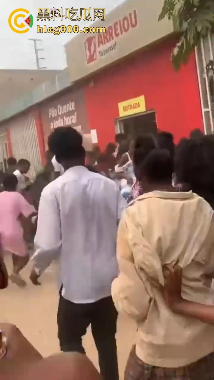 安哥拉华人商铺遭受零元购，当地黑哥满载而归，一大群人疯抢中国商品，还得是黑哥的优良传统！-5