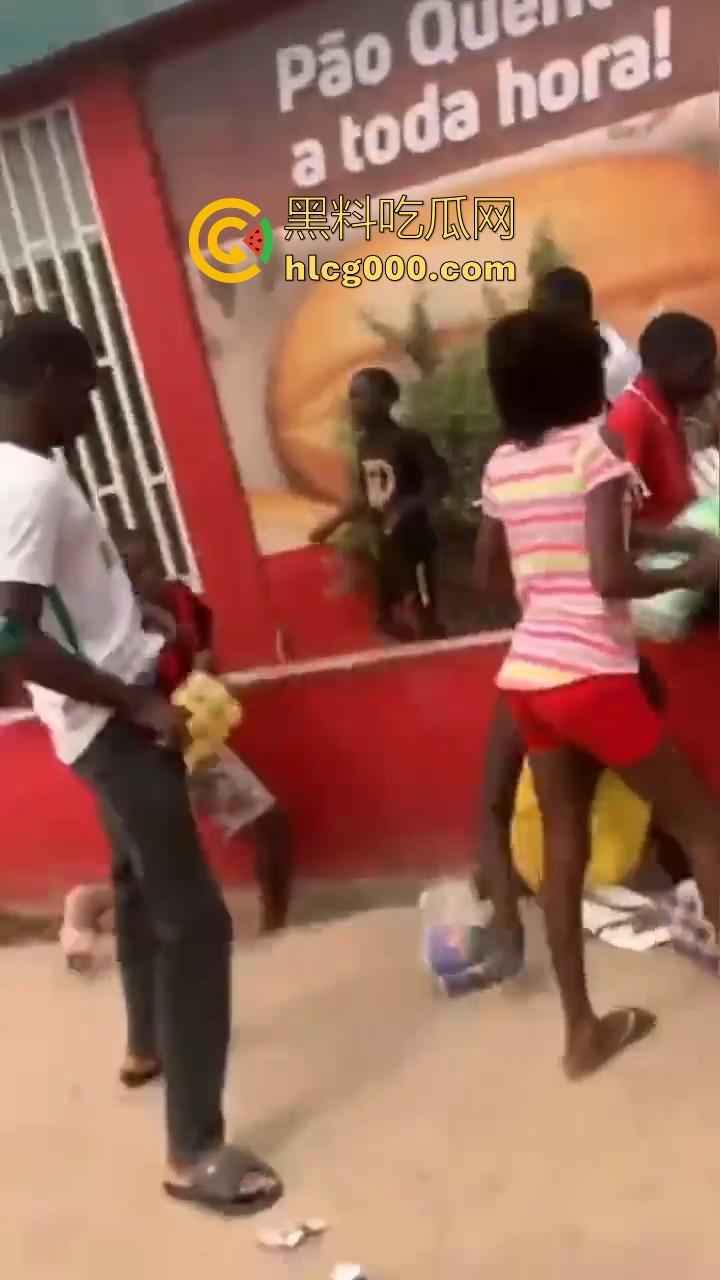 安哥拉华人商铺遭受零元购，当地黑哥满载而归，一大群人疯抢中国商品，还得是黑哥的优良传统！-7